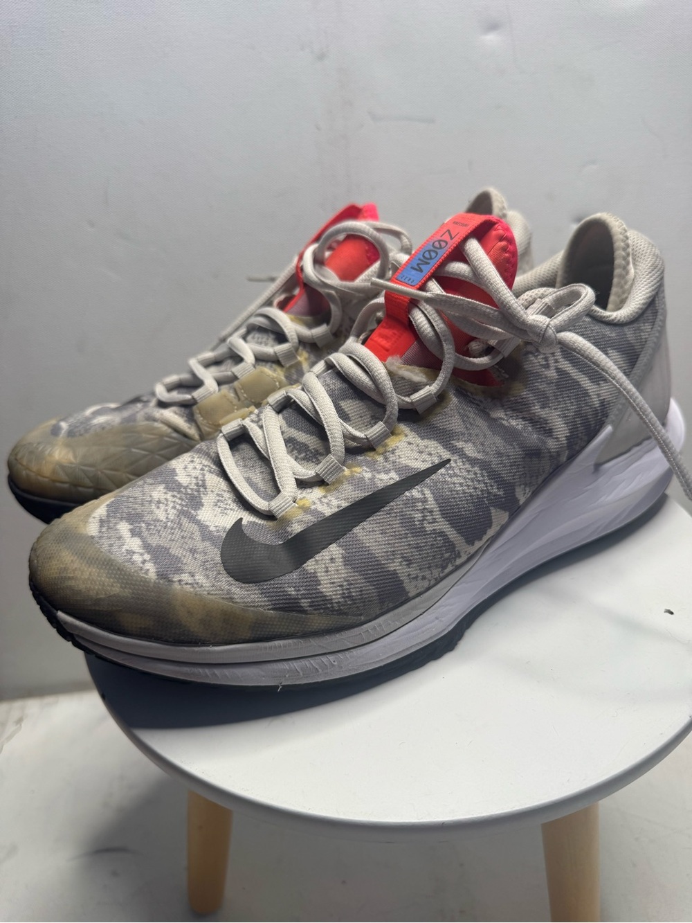 Nike Men’s Gray Patterned Running Shoes with Red Tongue